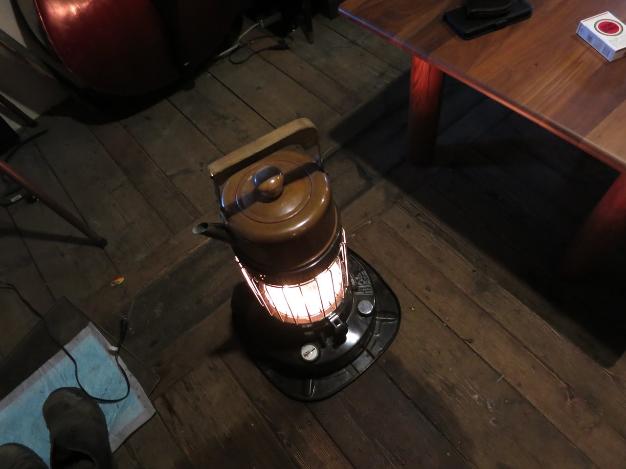 事務所で使い始めた小型ストーブ