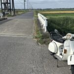 田園地帯に止められたベスパP200E