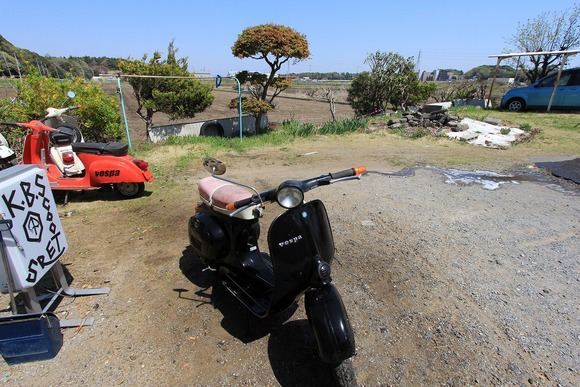 長期不動車の埃を洗い流しているベスパ