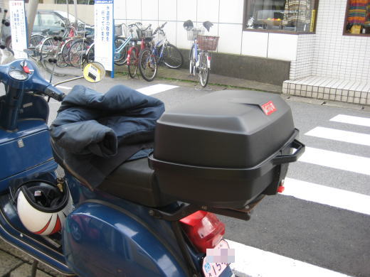 GIVIのトップケースを取り付けたベスパP125X