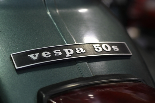 修理作業を開始したトラブル続きのVespa 50s