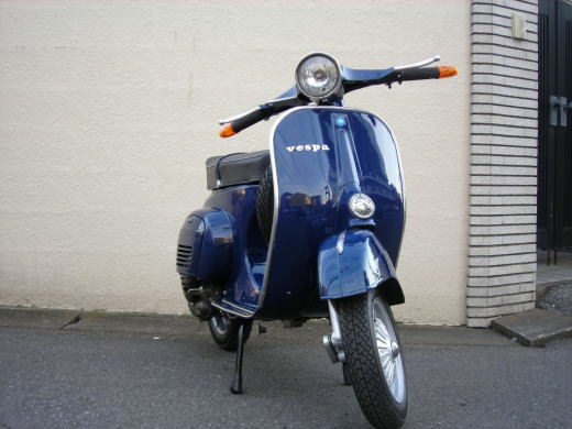 ネイビーブルーのVespa ET3の全体サイドビュー