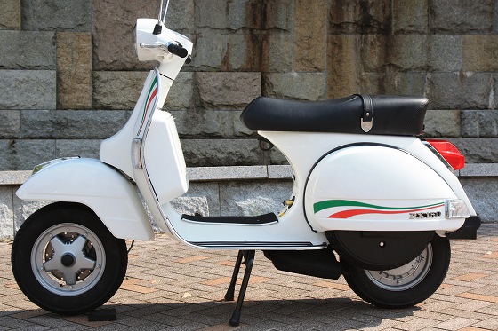 ヘッドライト周辺からのVESPA PX150の正面ビュー
