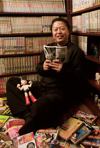 漫画本に囲まれた部屋で笑顔の男性と鉄腕アトム