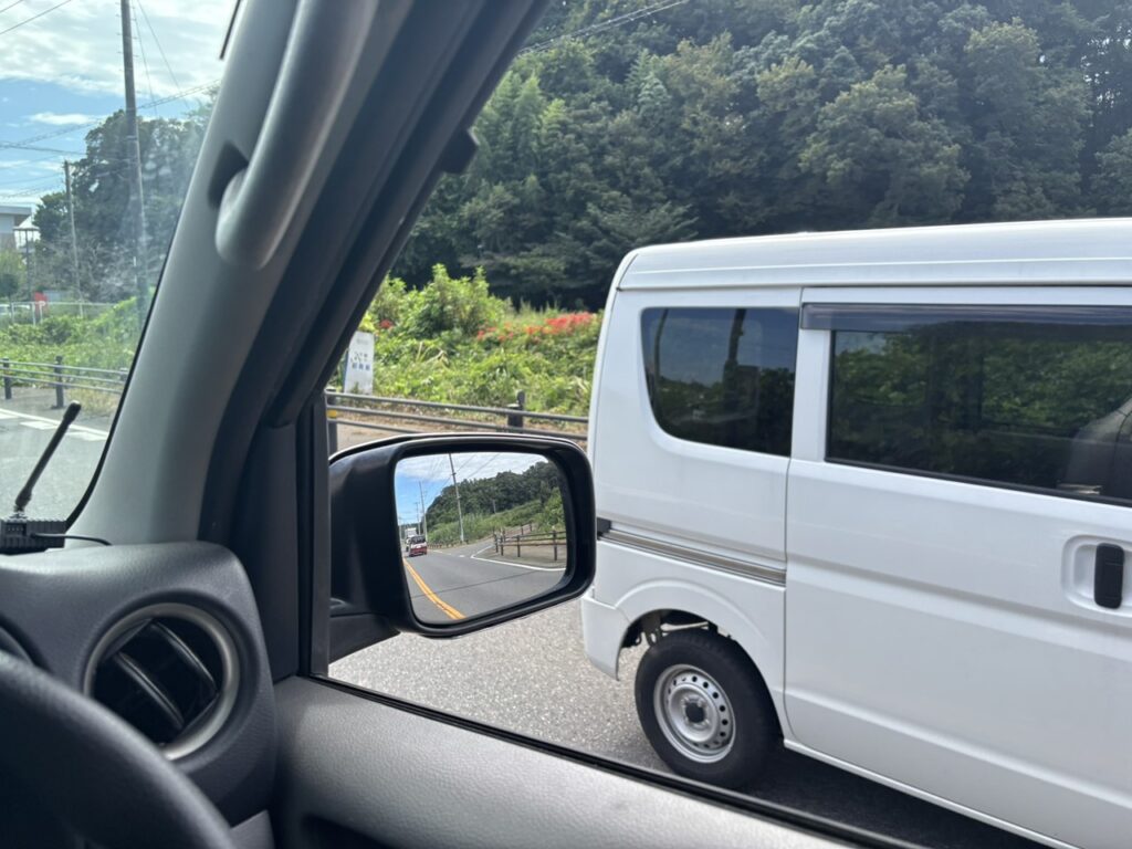 窓の外の彼岸花を移したら車しか映っていなかった。