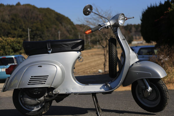 整備中の中古ベスパ